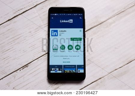 Kuala Lumpur,malaysia - January 28th,2018 : Linkedin Display In Android Play Store.linkedin Is Busin
