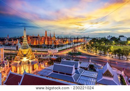 Grand Palace And Wat Phra Keaw At Sunset