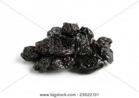Close-up de passas pretas isolado no fundo branco