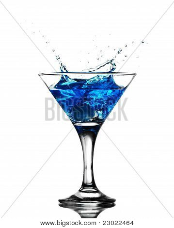 stříkající do martini