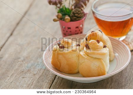 Homemade Soft And Sticky Raisin Bread Or Cinnamon Rolls. Raisin Bread Glaze With Icing Look So Delic