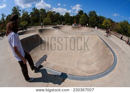 Suwanee, Ga - September 2017:  A Young Adult Skateboarder Prepares To Drop In At The Bowl At Settles