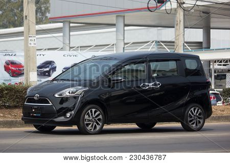 Toyota Sienta Mini Mpv Van.