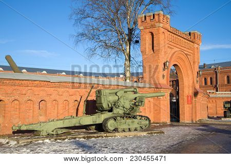 Saint Petersburg, Russia - January 20, 2017: Heavy 203 Mm Howitzer B-4 Of The 1931 Model At The Entr