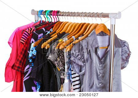 เสื้อผ้าที่แตกต่างกันบน hangers แยกต่างหากบนพื้นสีขาว