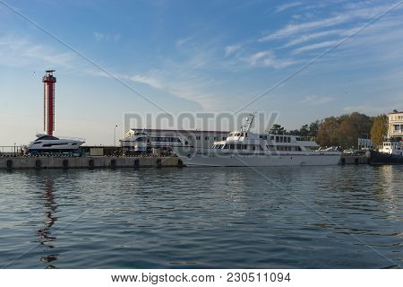 Sochi, Russia-october 8, 2016: Sea Port With Yachts And Ships On The Pier.