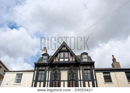 Edificio enmaderada mitad