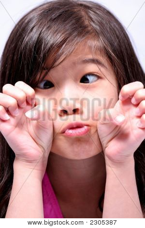 Bambina facendo una faccia buffa e attraversando gli occhi