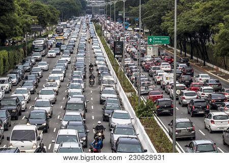 Sao Paulo, Brazil, December 08, 2017. Heavy Traffic In The North South Corridor, At The 23 De Maio A