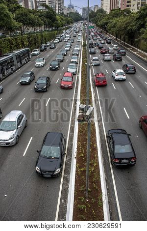 Sao Paulo, Brazil, December 08, 2017. Heavy Traffic In The North South Corridor, At The 23 De Maio A