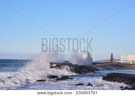 Photo Picture Of A Big Wave In The Ocean