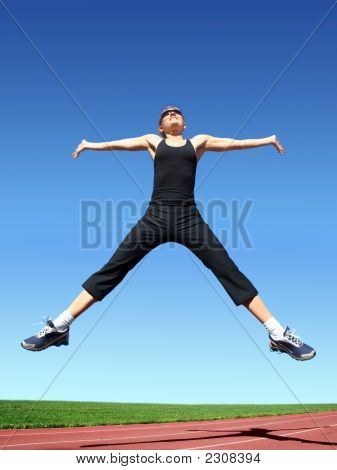 女性をジャンプ