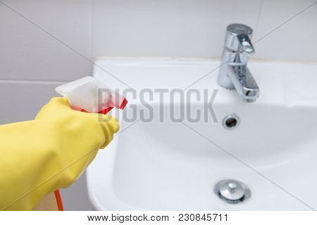 Housemaid Waring Yellow Glove Rubber Clenning Basin With Spray Bottle