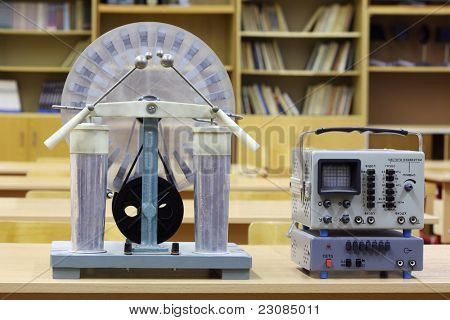 อิทธิพล Wimshurst เก่า Machin และ oscilloscope ศึกษาบนโต๊ะในชั้นเรียนโรงเรียนฟิสิกส์ที่ว่างเปล่า