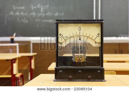 Galvanometer ศึกษา มีไม่จริง 555 บนโต๊ะสีเหลืองในว่างฟิสิกส์โรงเรียนชั้น แบบฟอร์มการ