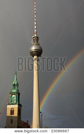 Regenbogen, televisietoren en kerk