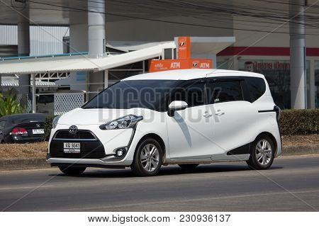 Toyota Sienta Mini Mpv Van.