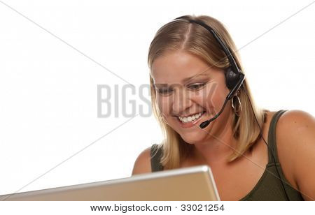 Operador de telefone de suporte bela cliente feminino amigável na frente de uma tela de computador isolado na 