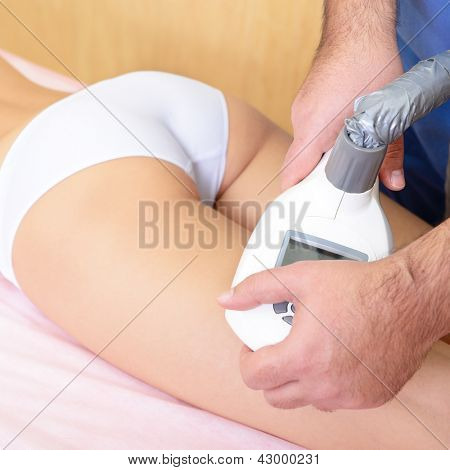หญิงสาวรับ anticellulite และป้องกันไขมันบำบัดในสถานเสริมความงาม