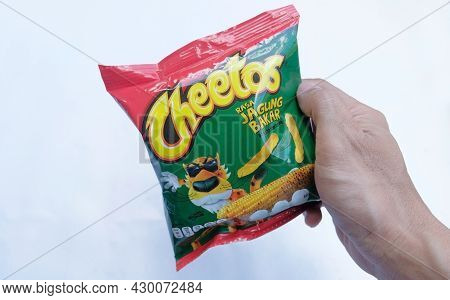 Kaliwungu, Indonesia - 14 August 2021: Snack Cheetos In Hand