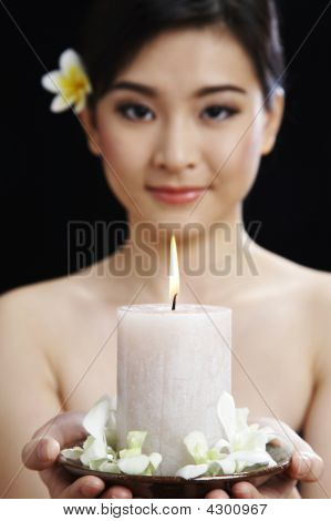 Žena drží desku s svíčka