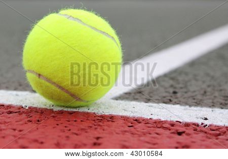 Pelota de tenis en una línea de corte