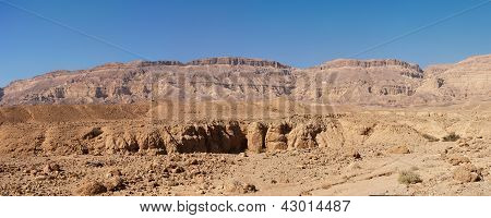 Necef çölünde, İsrail küçük krater (Makhtesh Katan) doğal çöl manzarası