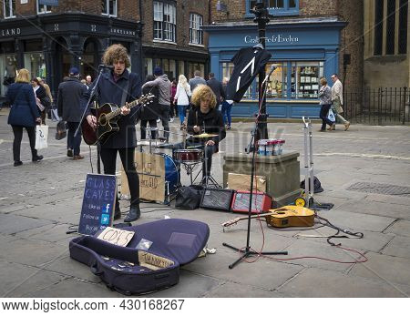 York/unitedkingdom-05/02/2015. Street Musicians In A Square In The Medieval City Of York In The Unit