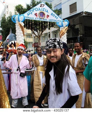 Un homme dans le costume de carnaval