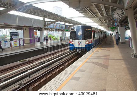 BANGKOK - 15 de março: Céu trem Estação BTS em 15 de março de 2012 em Bangcoc, Tailândia. 600.000 passageiros