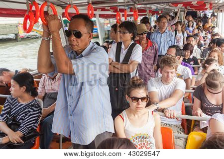 BANGKOK - 15. BŘEZNA. Veřejnou dopravu lodí na řece Chao Phraya v 15 březnu 2012 v Bangkoku, Thailan