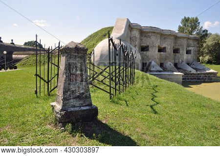 Brest, Belarus - August 2, 2021: Signpost With The Year Of Construction Of The Fifth Fort Of The Bre