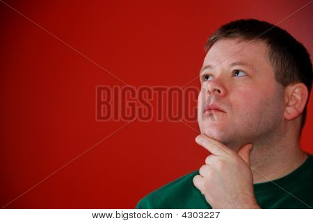 Man Looking Up in rot denken