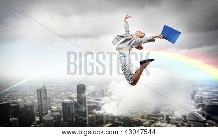 Eine Unternehmerin, die hoch springen vor finanziellen Hintergrund Bild