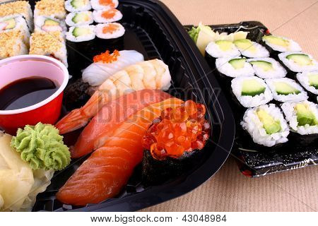 วาซาบิและ Ikura Caviar แซลมอนในเมนูซูชิ Vrom โฟกัส