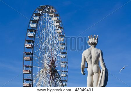 Diabelski młyn w błękitne niebo statua obok