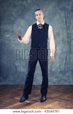 Elegante uomo in maglia