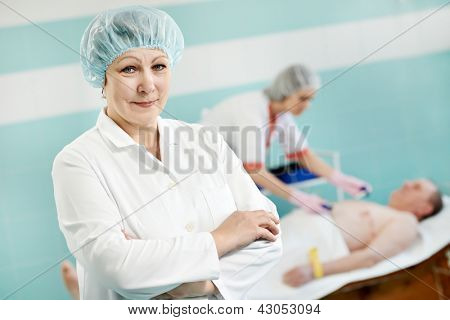 메 딕 전기 cardiogramm 중 남성 환자와 간호사 앞에서 성인 여성 의사 계 집에서 테스트