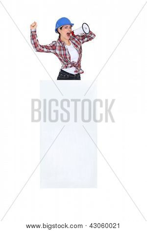 Bauarbeiter mit einem Unterhaltungselektronik.