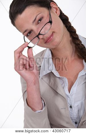 jeune femme avec des lunettes abaissé