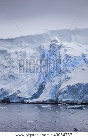 Iceberg ricoperto di neve di Drifting
