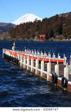 Barca al Lago Ashi e Mt. Fuji in background