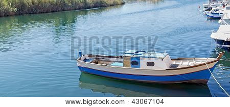 Piccola barca nel fiume
