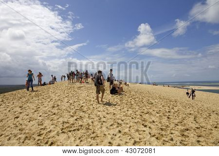 PYLA SUR MER, FRANCE - 8 août : Les gens visite de la célèbre dune du Pyla, la plus haute dune de sable d'E
