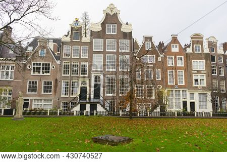 Amsterdam, Netherlands - Nov 28, 2019 : View Of The Internal Courtyard Of Begijnhof In Amsterdam, Ne