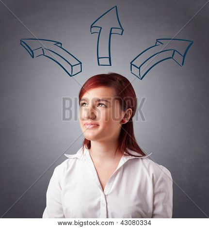 Schöne junge Dame denken mit Pfeilen overhead