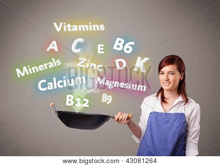 Jolie jeune femme cuisson vitamines et minéraux