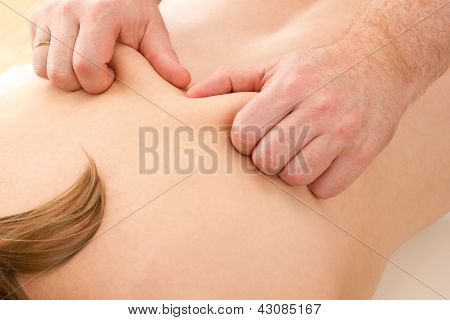 다시 마사지 받고 편안한 여자