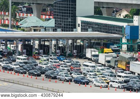 Kuala Lumpur,malaysia - Nov 6,2020 : High Angle View Of The Traffic Jam In Sungai Besi Toll,malaysia