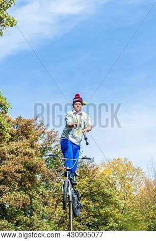 Arrowtown, New Zealand - April 23,2016 : Artist Performing Acrobatic Show During The Arrowtown Autum